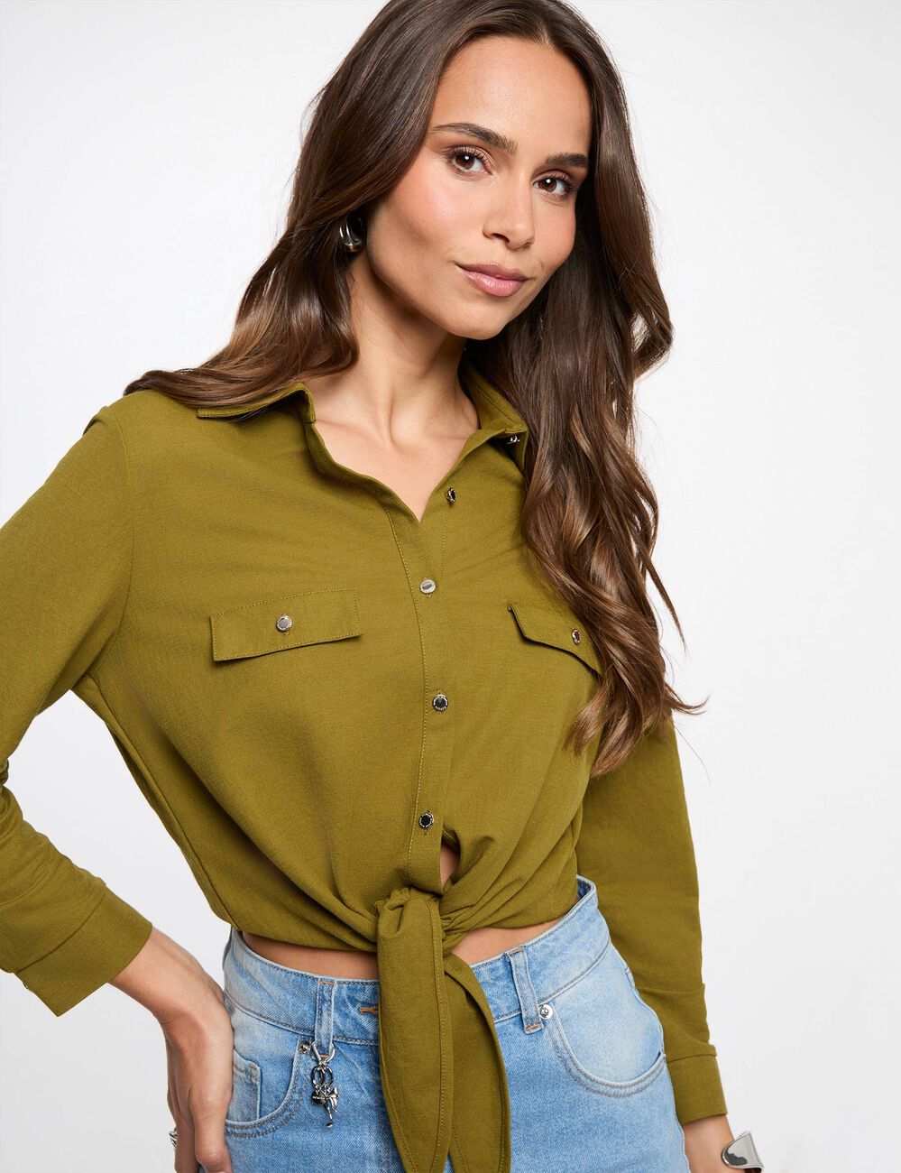 Chemise nou&eacute;e col &agrave; revers vert olive femme