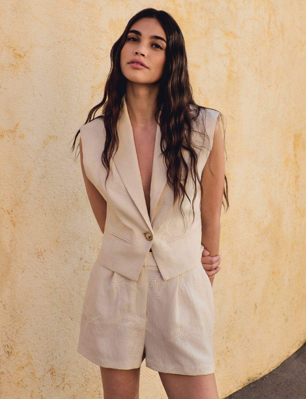 Veste sans manches brod&eacute;e creme femme