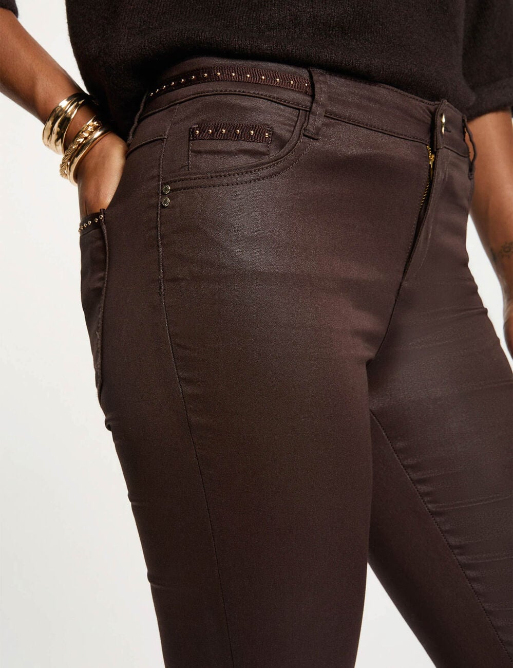 Pantalon slim enduit marron fonc&eacute; femme