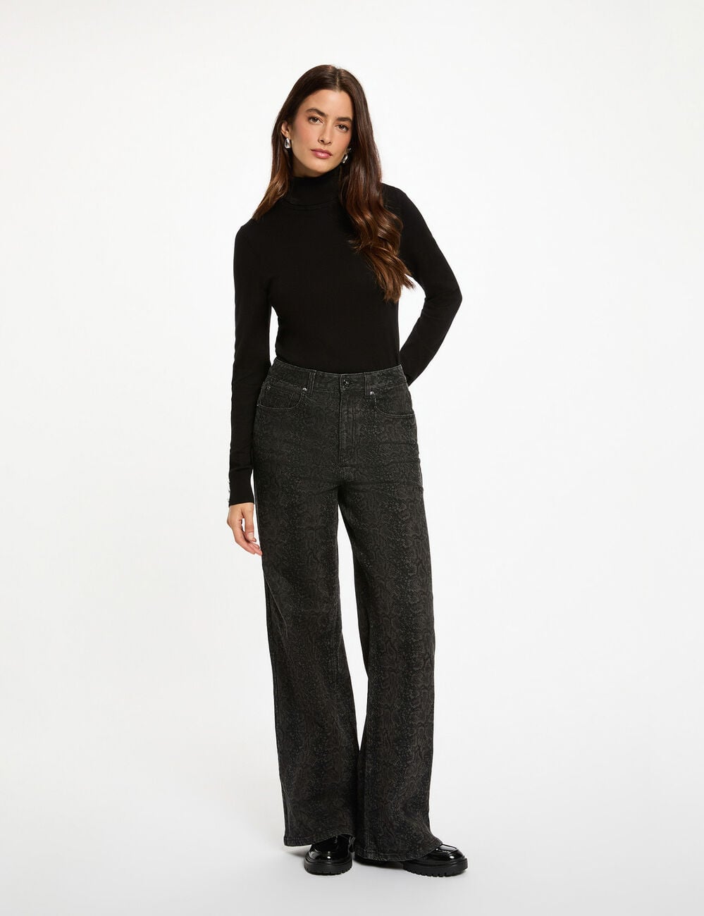 Pull col roul&eacute; noir femme