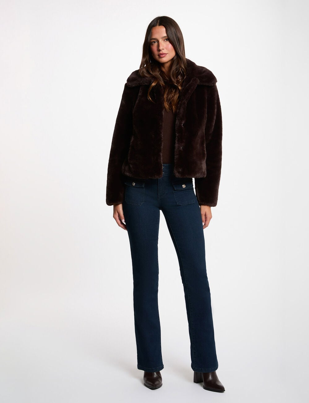 Veste courte fausse fourrure marron fonc&eacute; femme