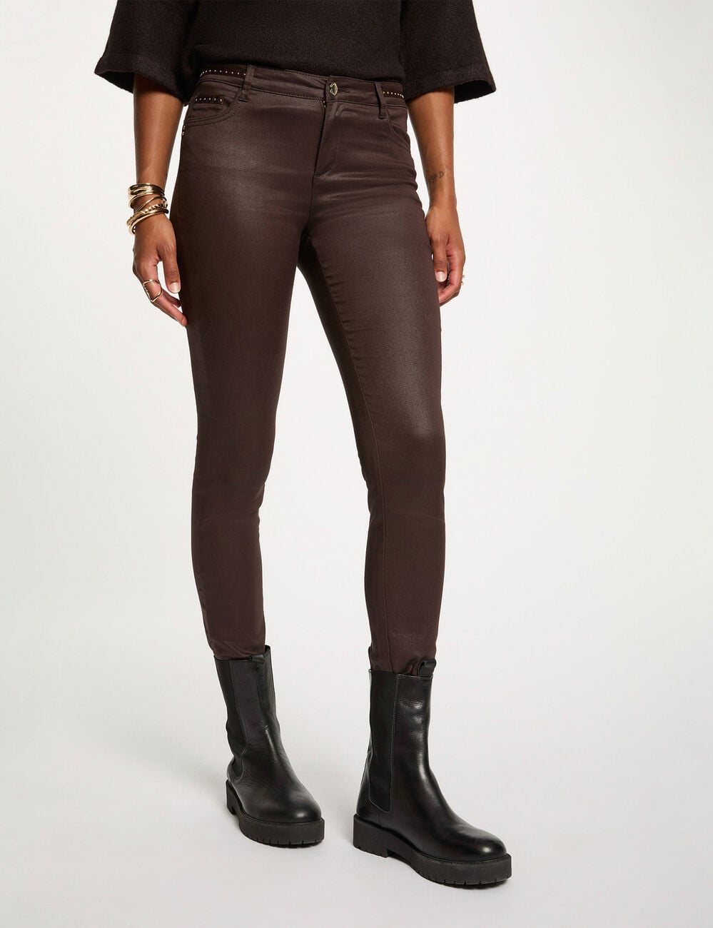 Pantalon slim enduit marron fonc&eacute; femme