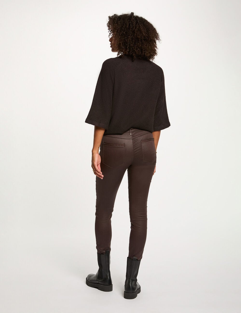 Pantalon slim enduit marron fonc&eacute; femme