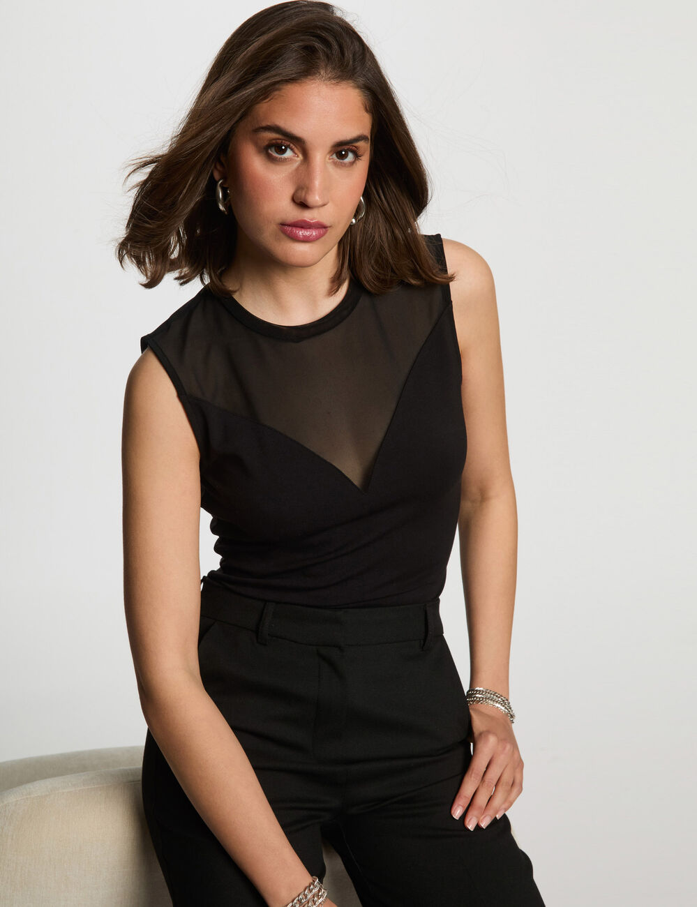 T-shirt cintr&eacute; sans manches noir femme