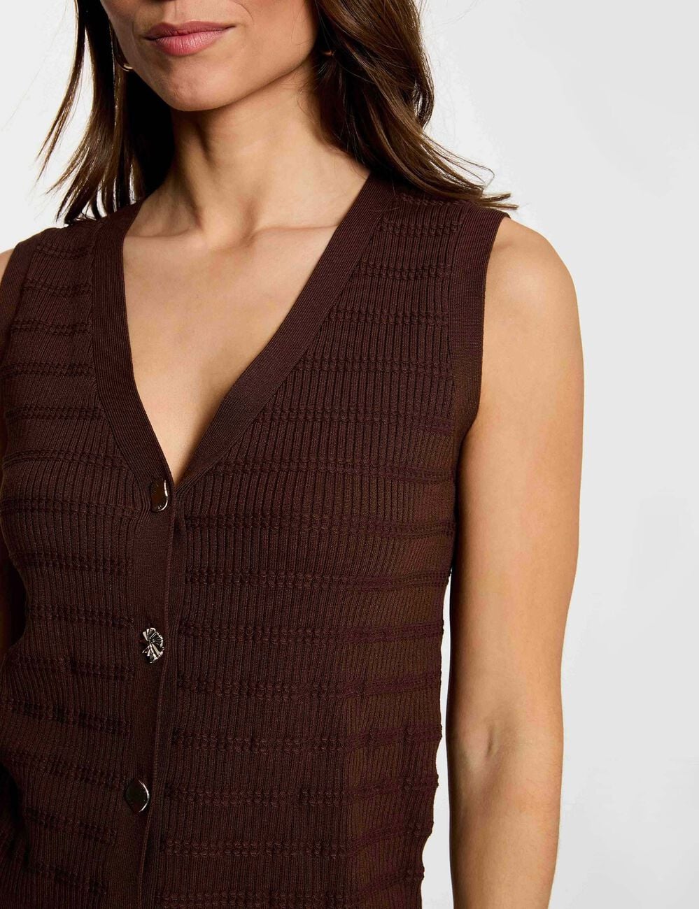 Gilet ajust&eacute; col v marron fonc&eacute; femme