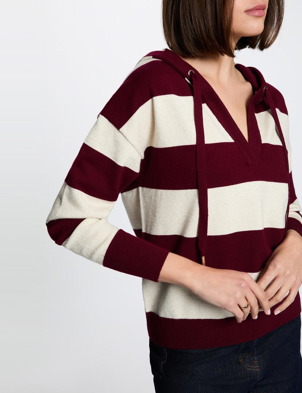 Pull ray&eacute; &agrave; capuche bordeaux femme