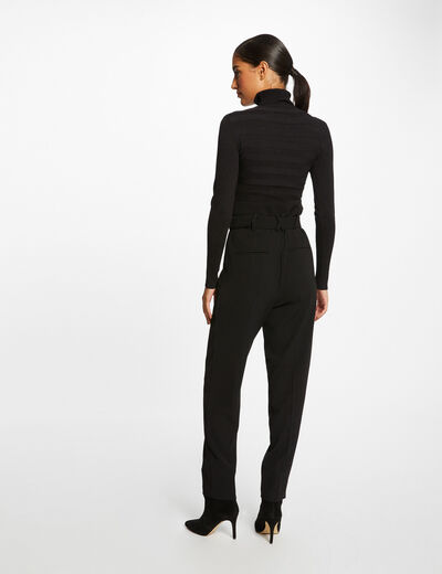 Pull col roul&eacute; ajust&eacute; noir femme