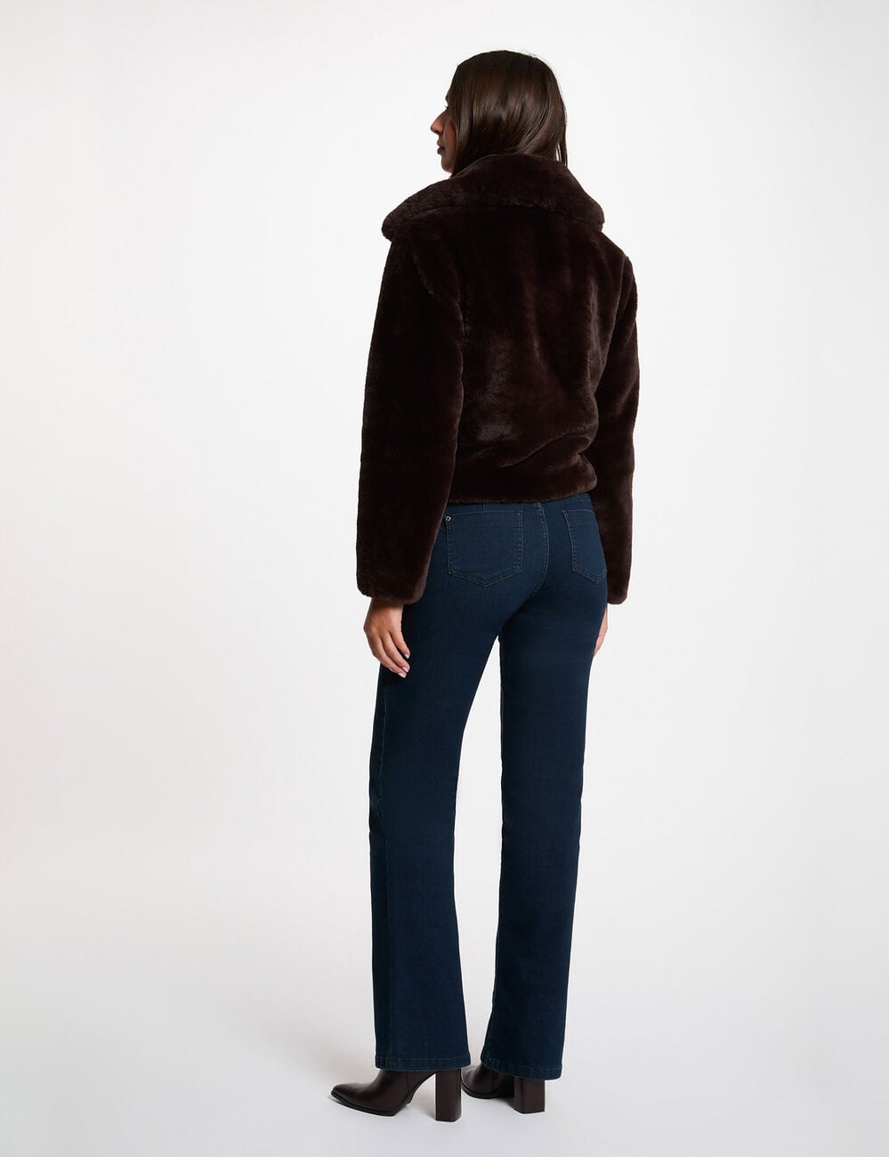 Veste courte fausse fourrure marron fonc&eacute; femme