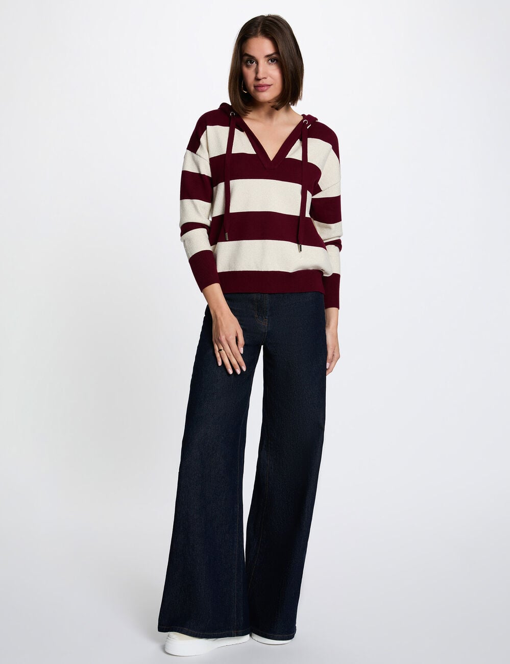 Pull ray&eacute; &agrave; capuche bordeaux femme