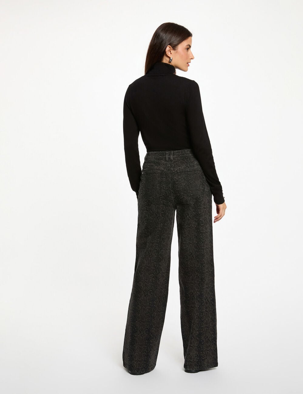 Pull col roul&eacute; noir femme