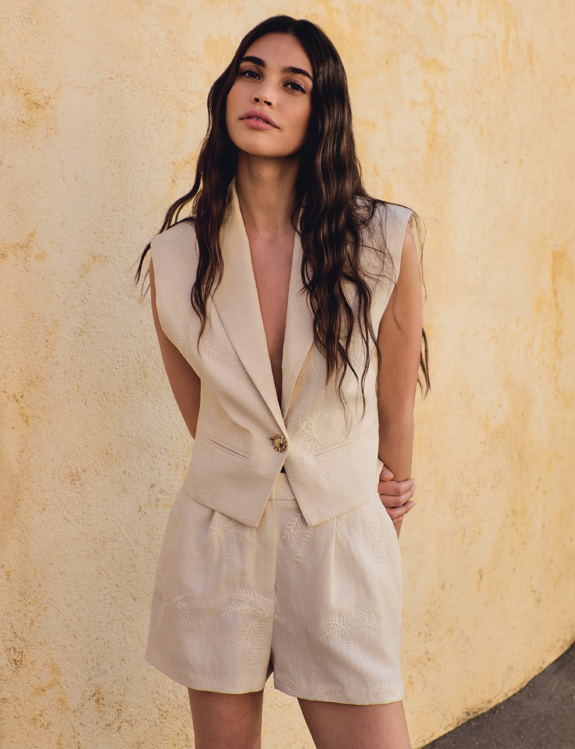 Veste sans manches brod&eacute;e creme femme