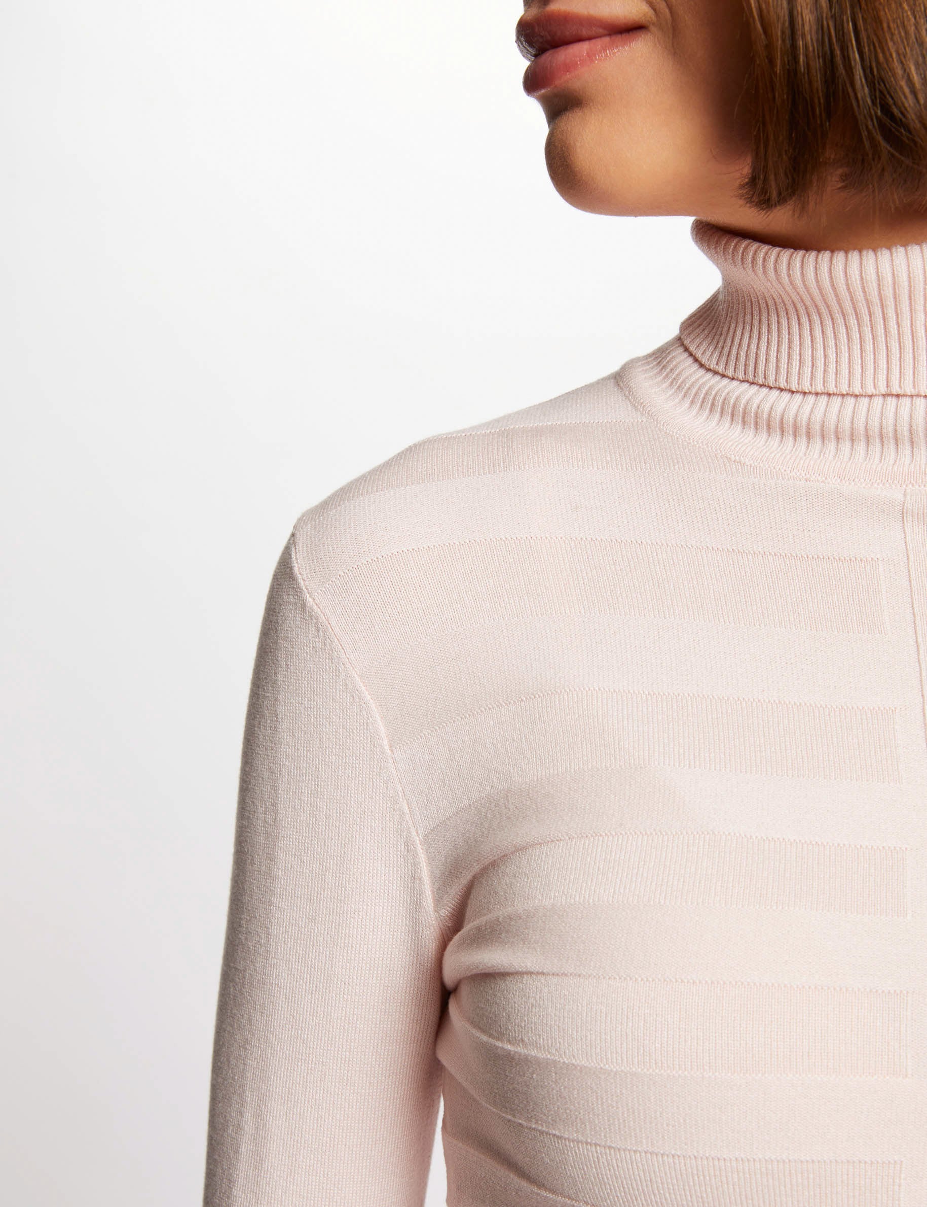 Pull col roul&eacute; ajust&eacute; rose femme