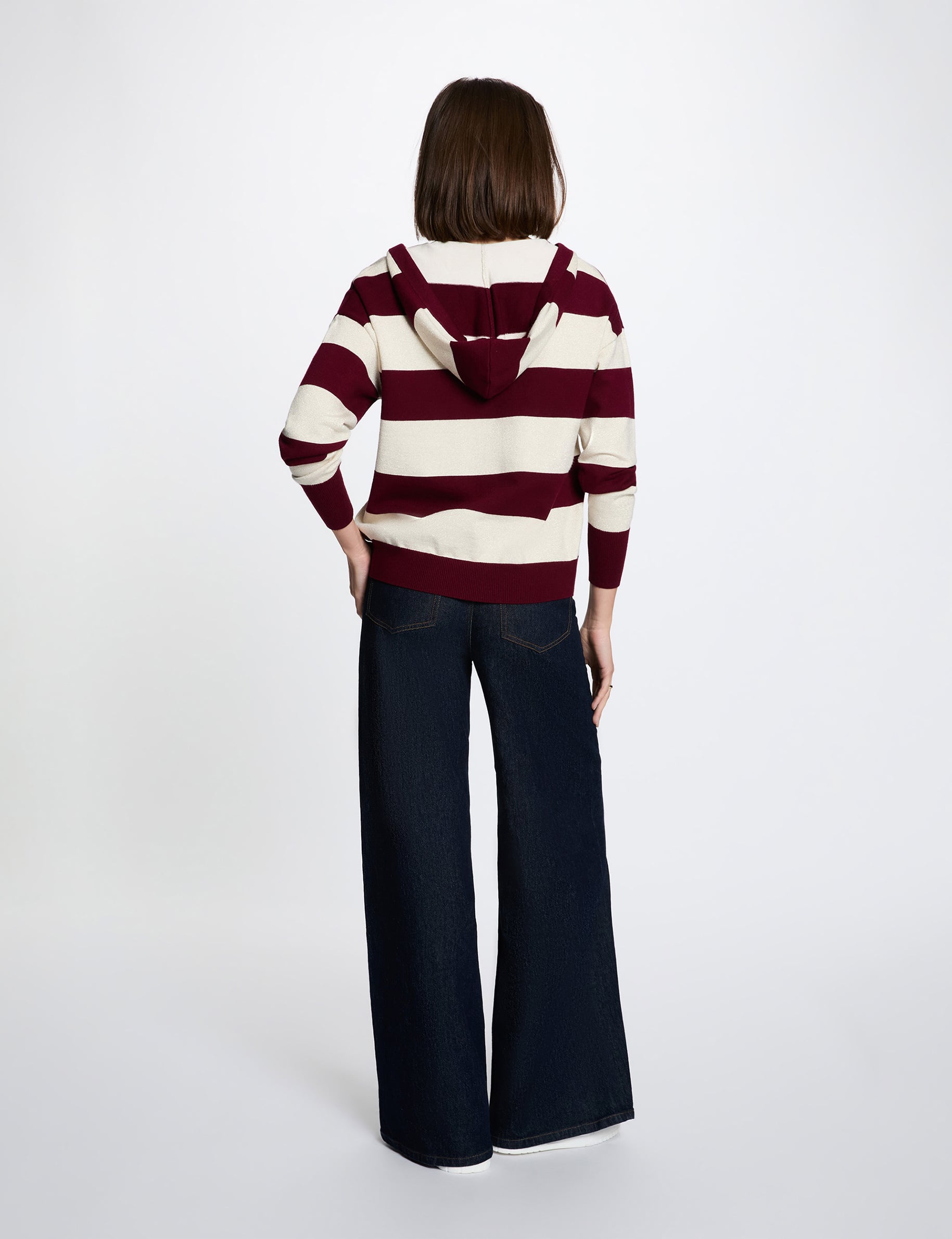 Pull ray&eacute; &agrave; capuche bordeaux femme