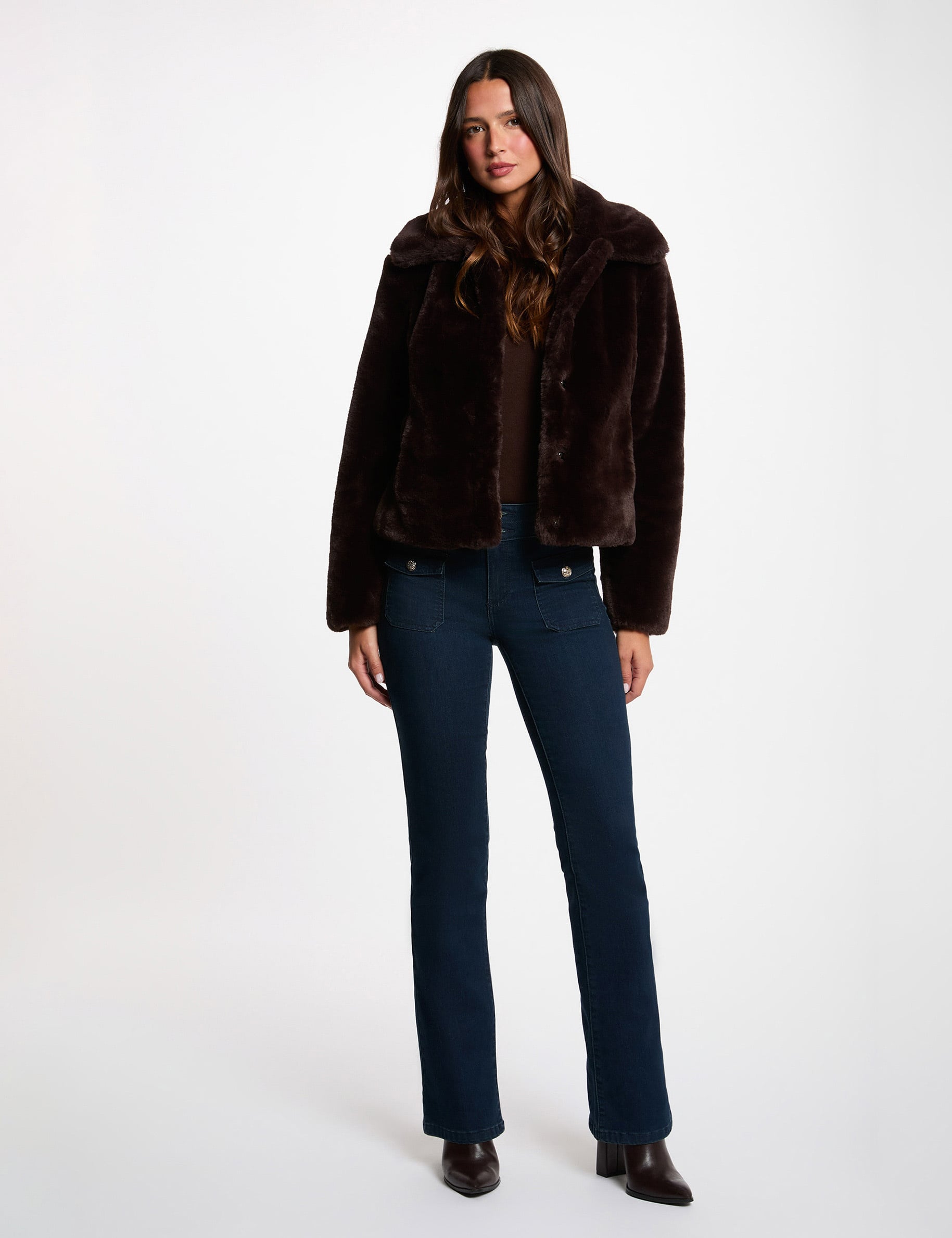 Veste courte fausse fourrure marron fonc&eacute; femme