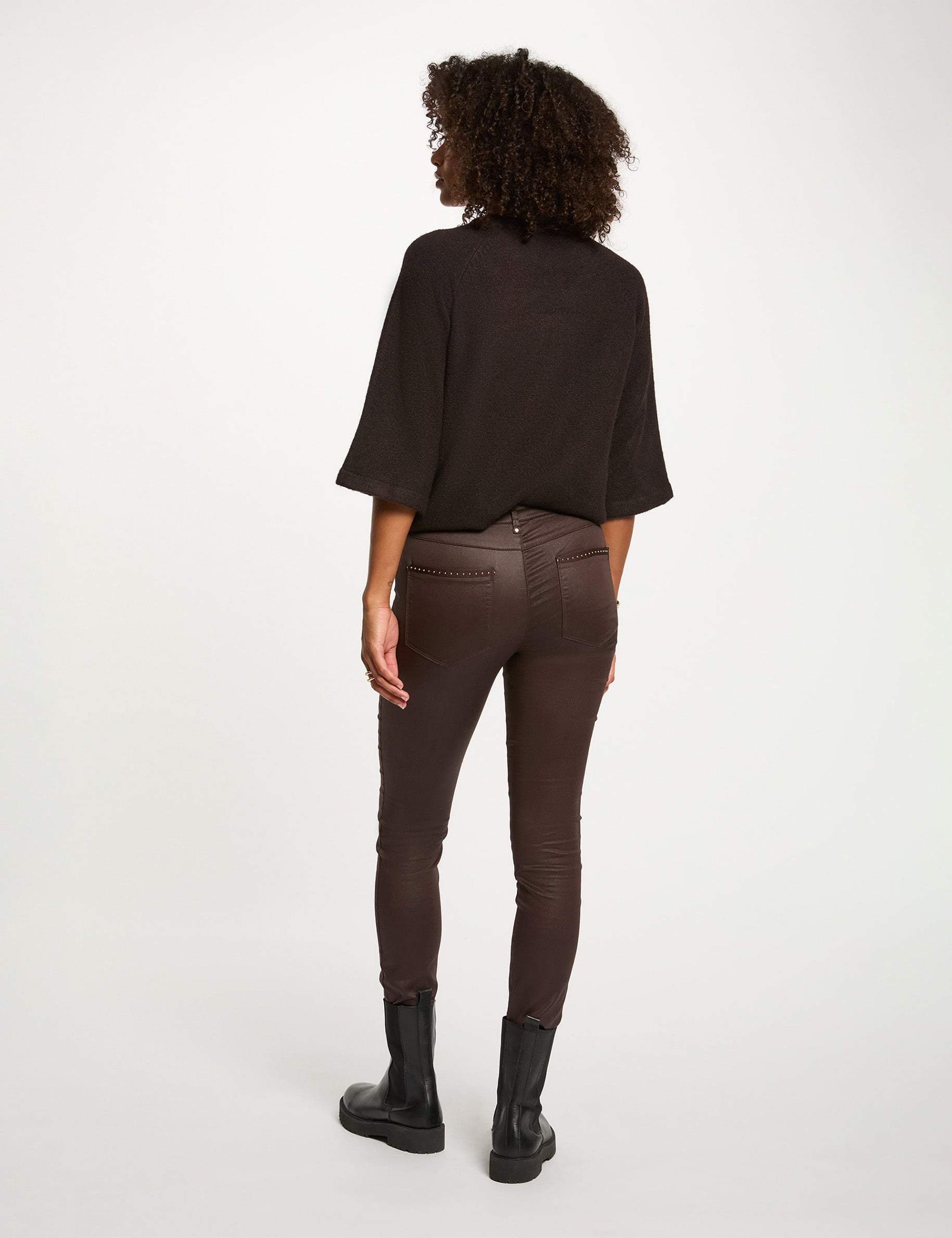 Pantalon slim enduit marron fonc&eacute; femme