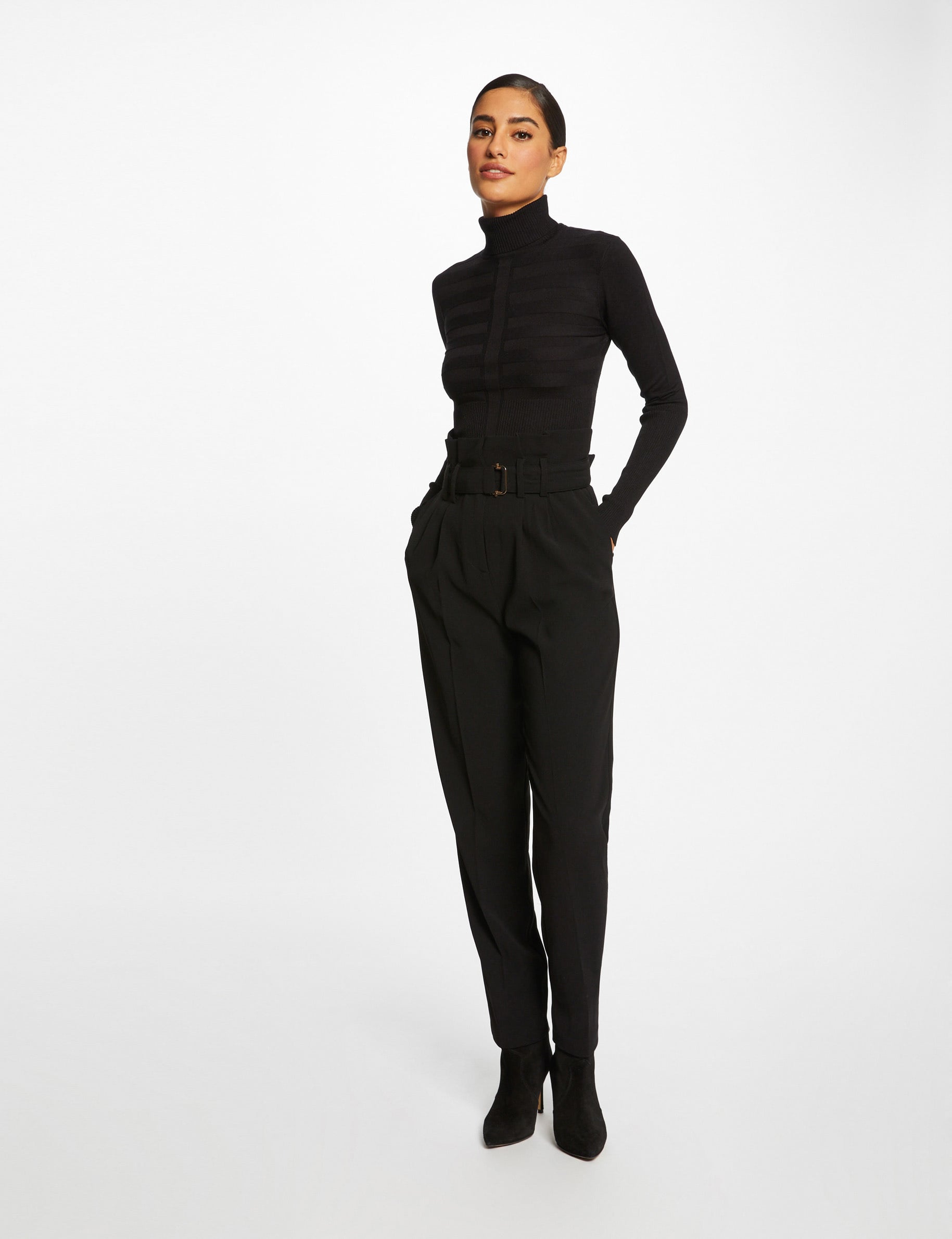 Pull col roul&eacute; ajust&eacute; noir femme