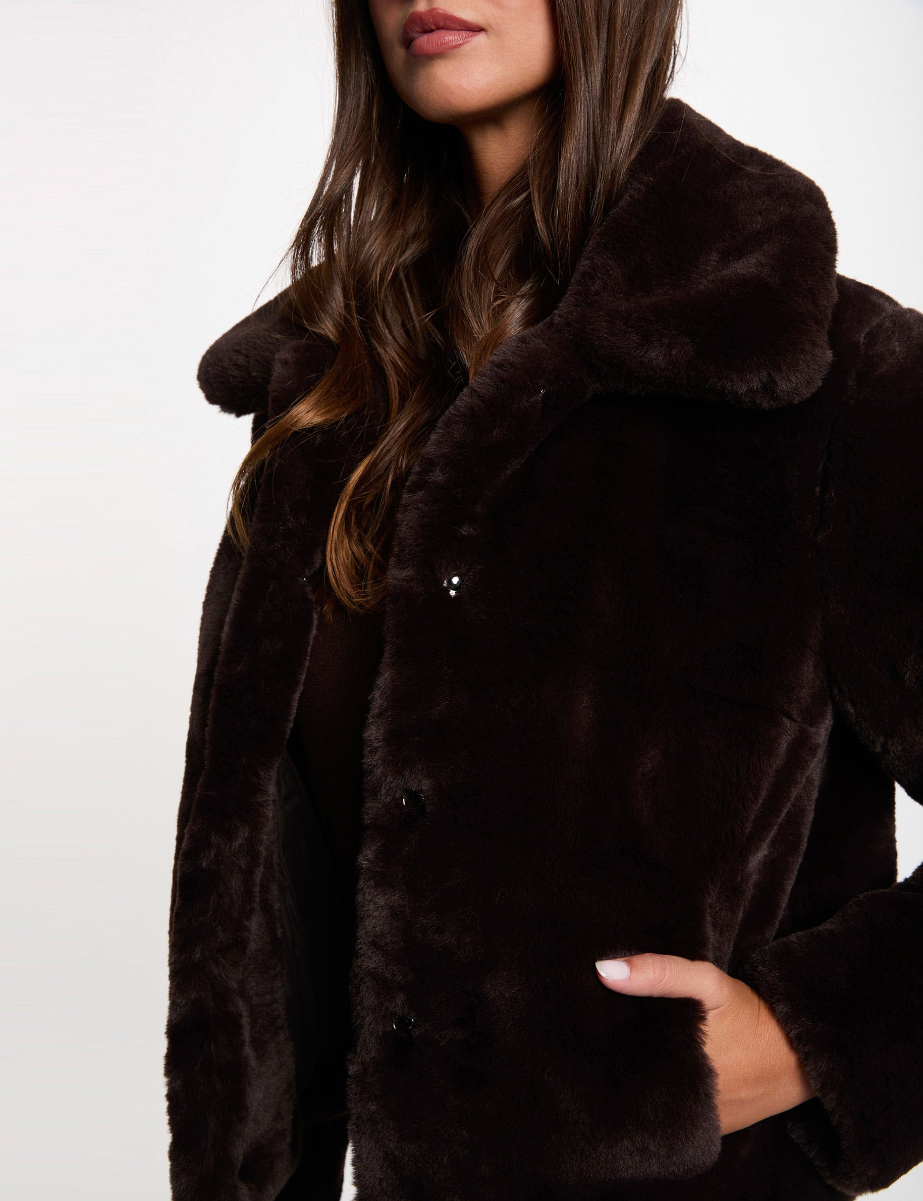 Veste courte fausse fourrure marron fonc&eacute; femme