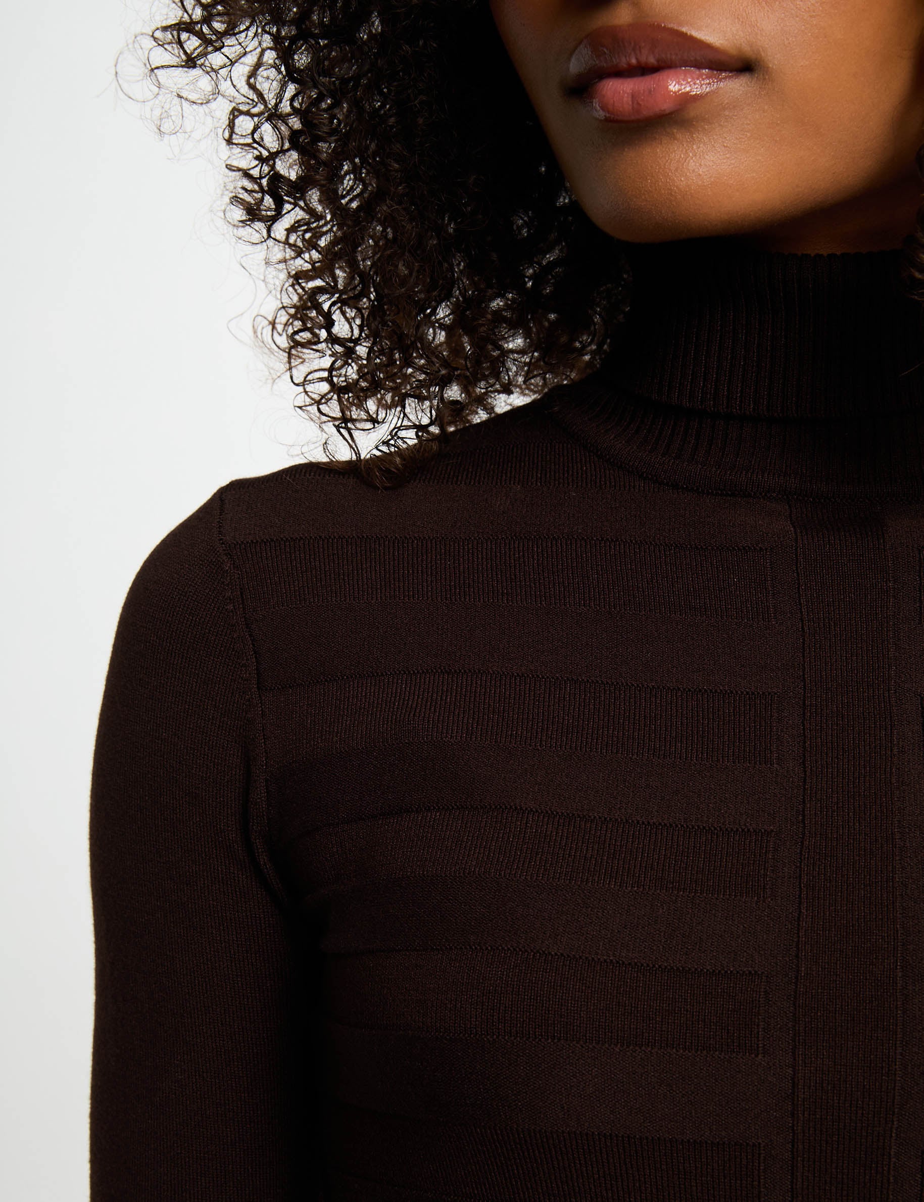 Pull col roul&eacute; ajust&eacute; marron fonc&eacute; femme