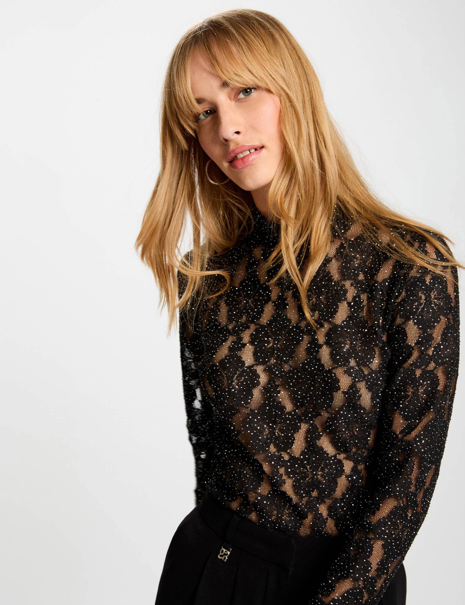 T-shirt dentelle ajour&eacute; noir femme