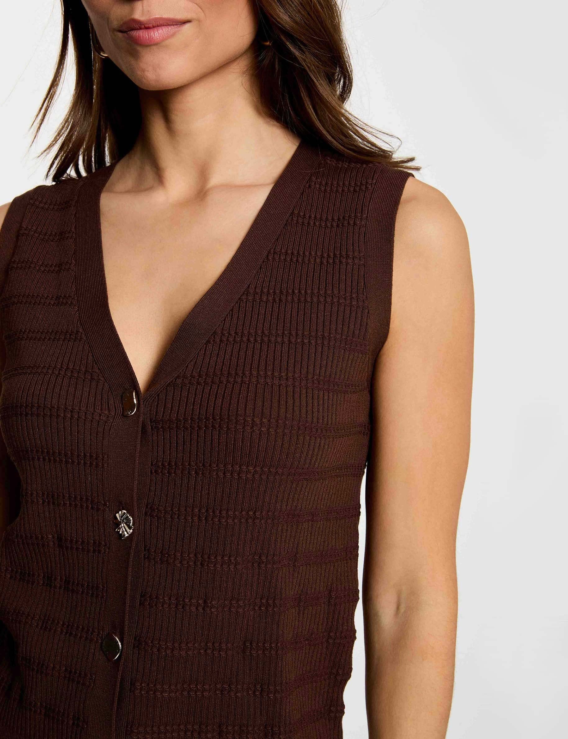 Gilet ajust&eacute; col v marron fonc&eacute; femme