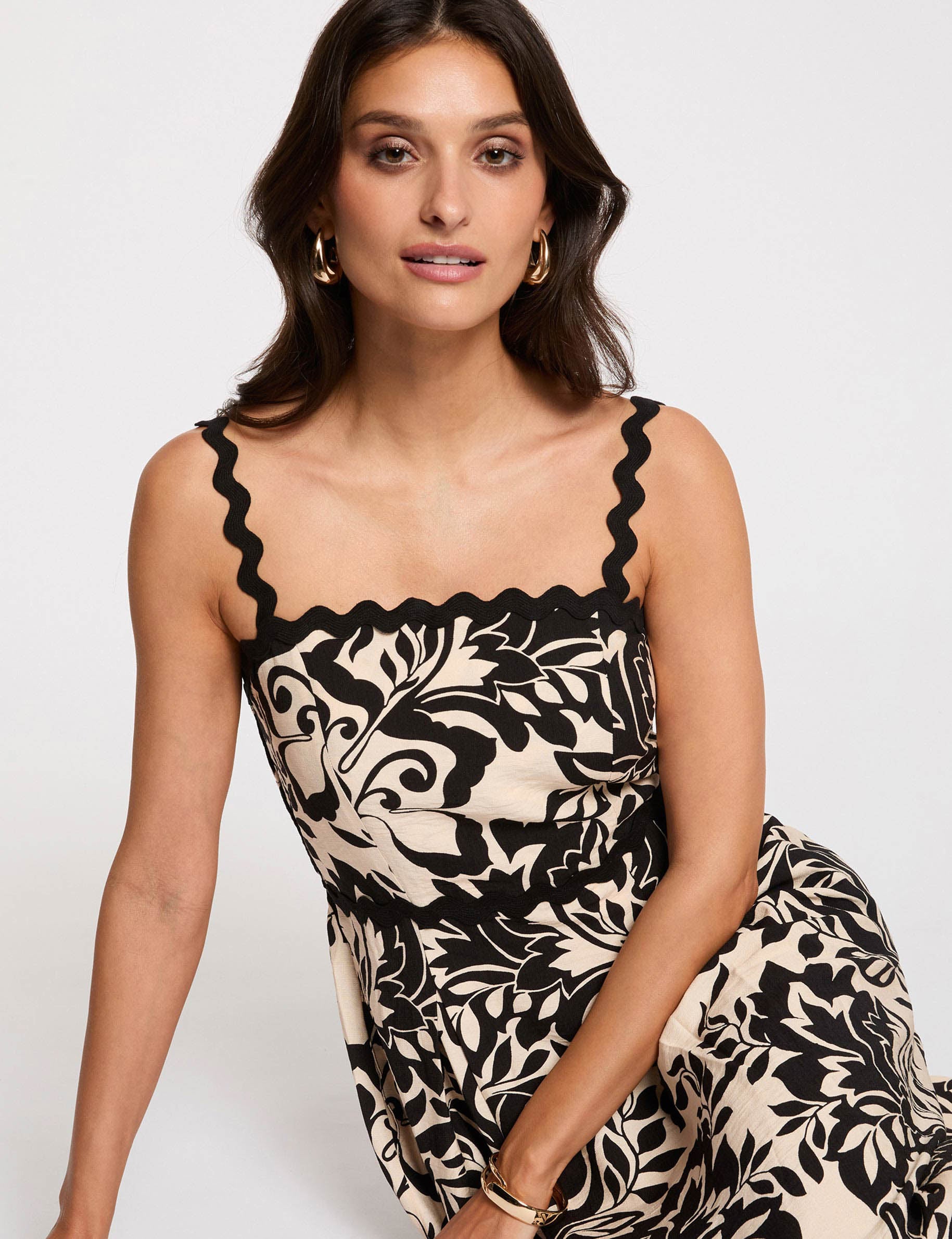 Robe mi-longue encolure carr&eacute;e noir femme