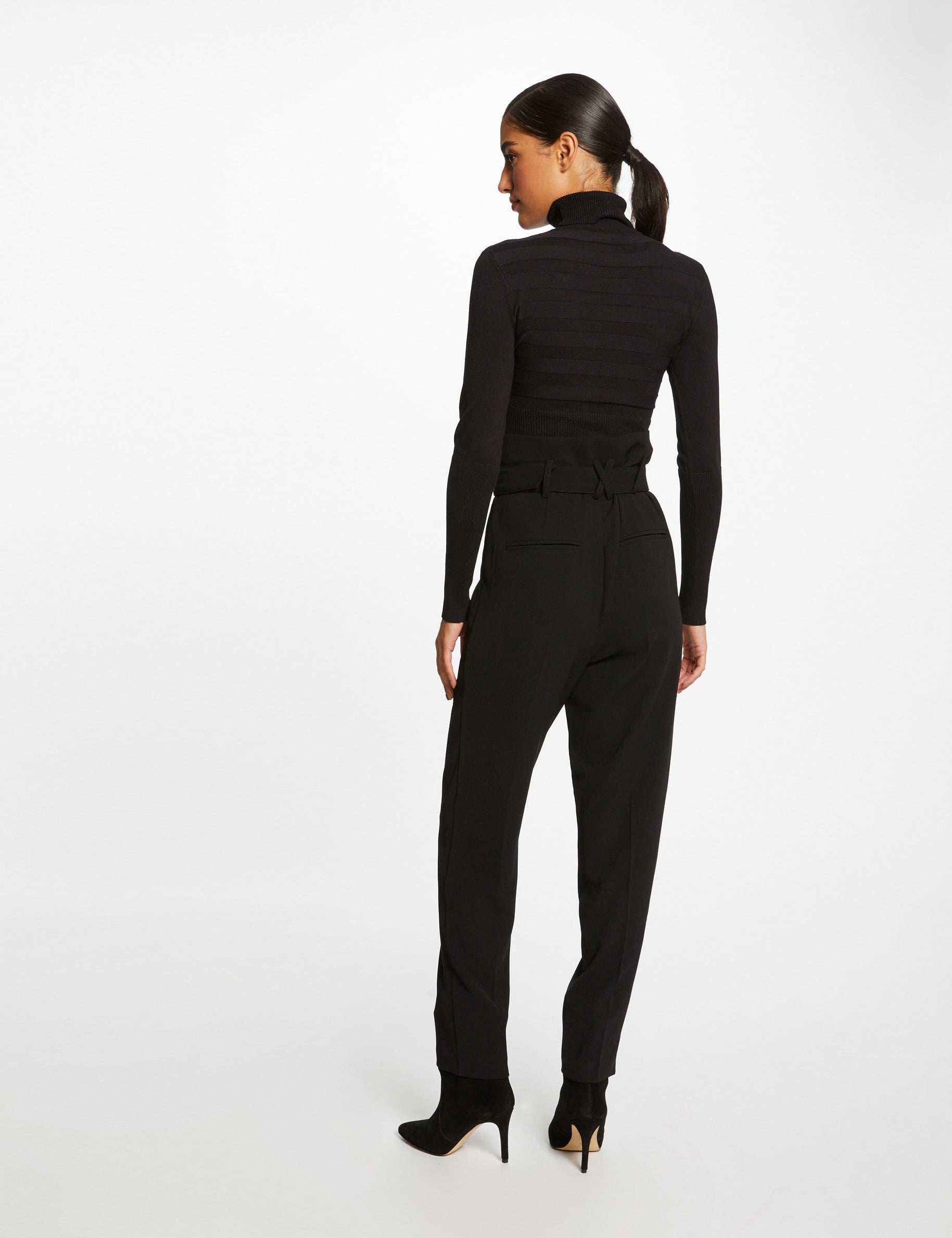 Pull col roul&eacute; ajust&eacute; noir femme
