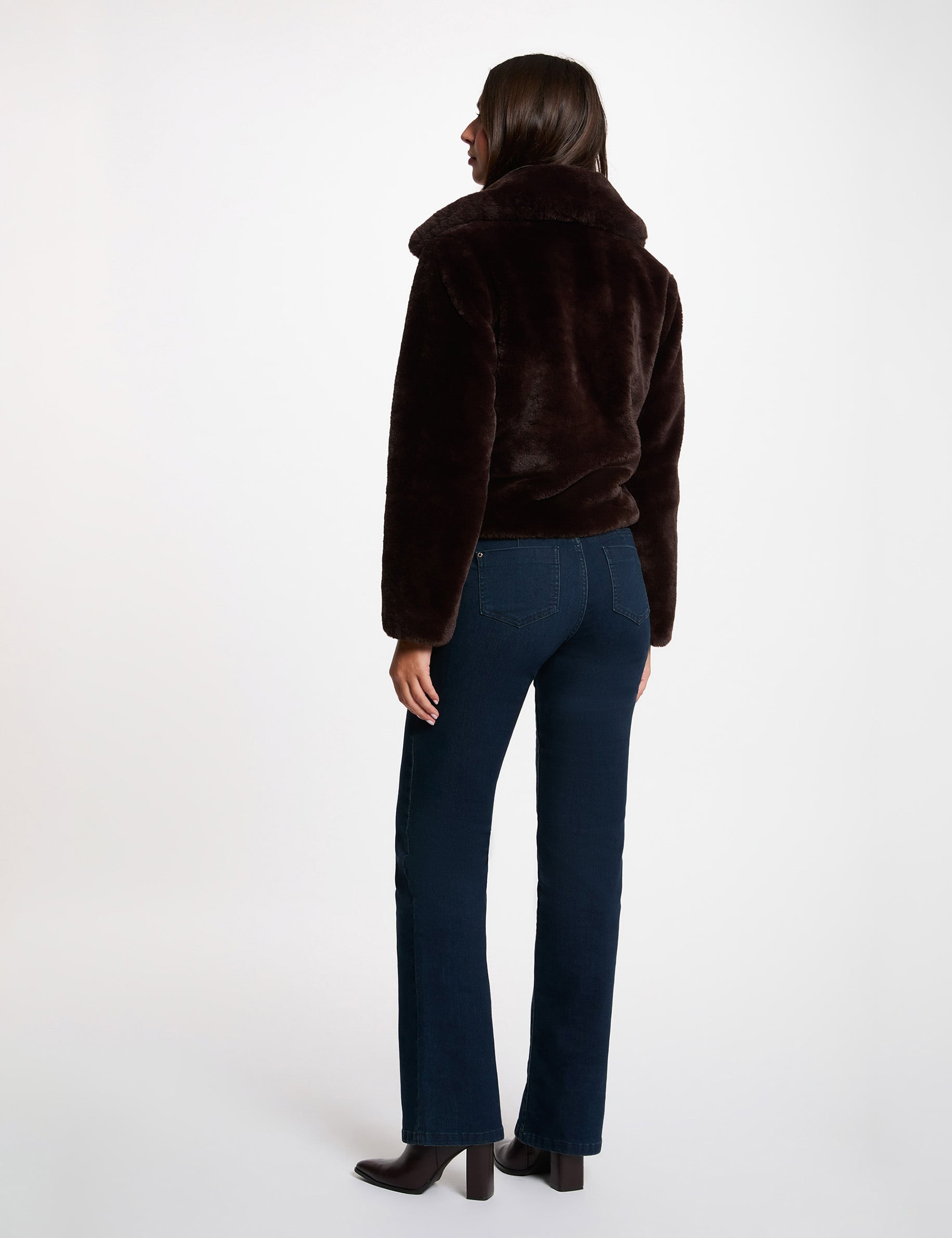 Veste courte fausse fourrure marron fonc&eacute; femme
