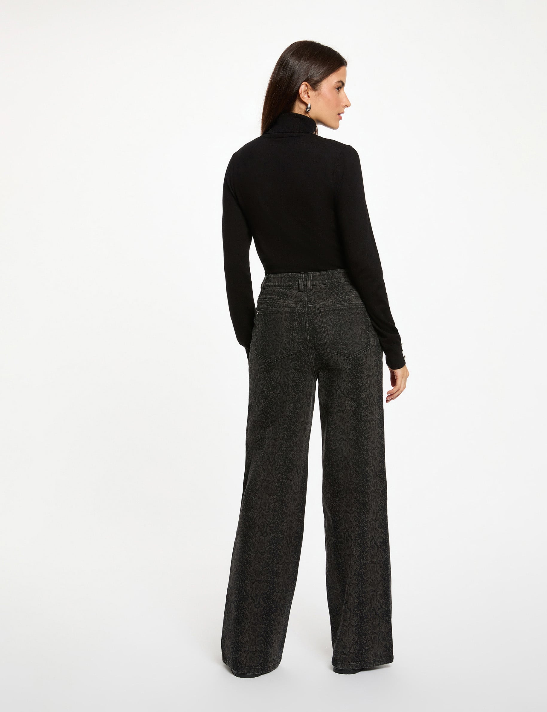 Pull col roul&eacute; noir femme