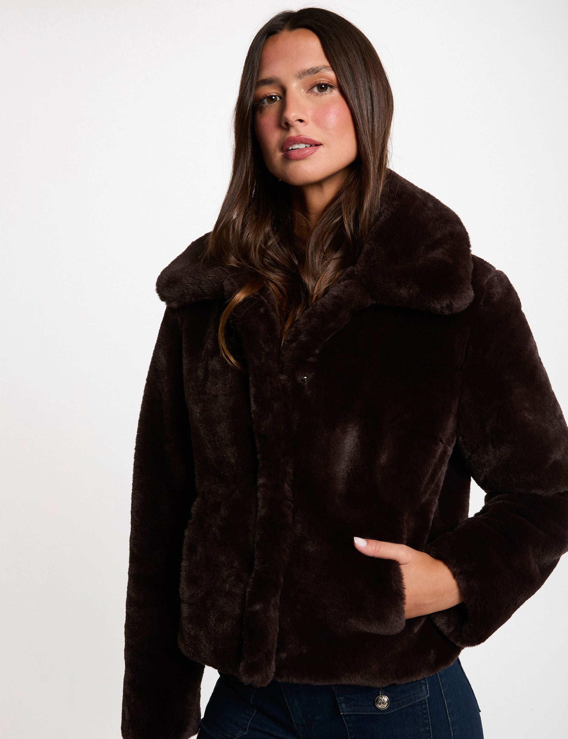 Veste courte fausse fourrure marron fonc&eacute; femme