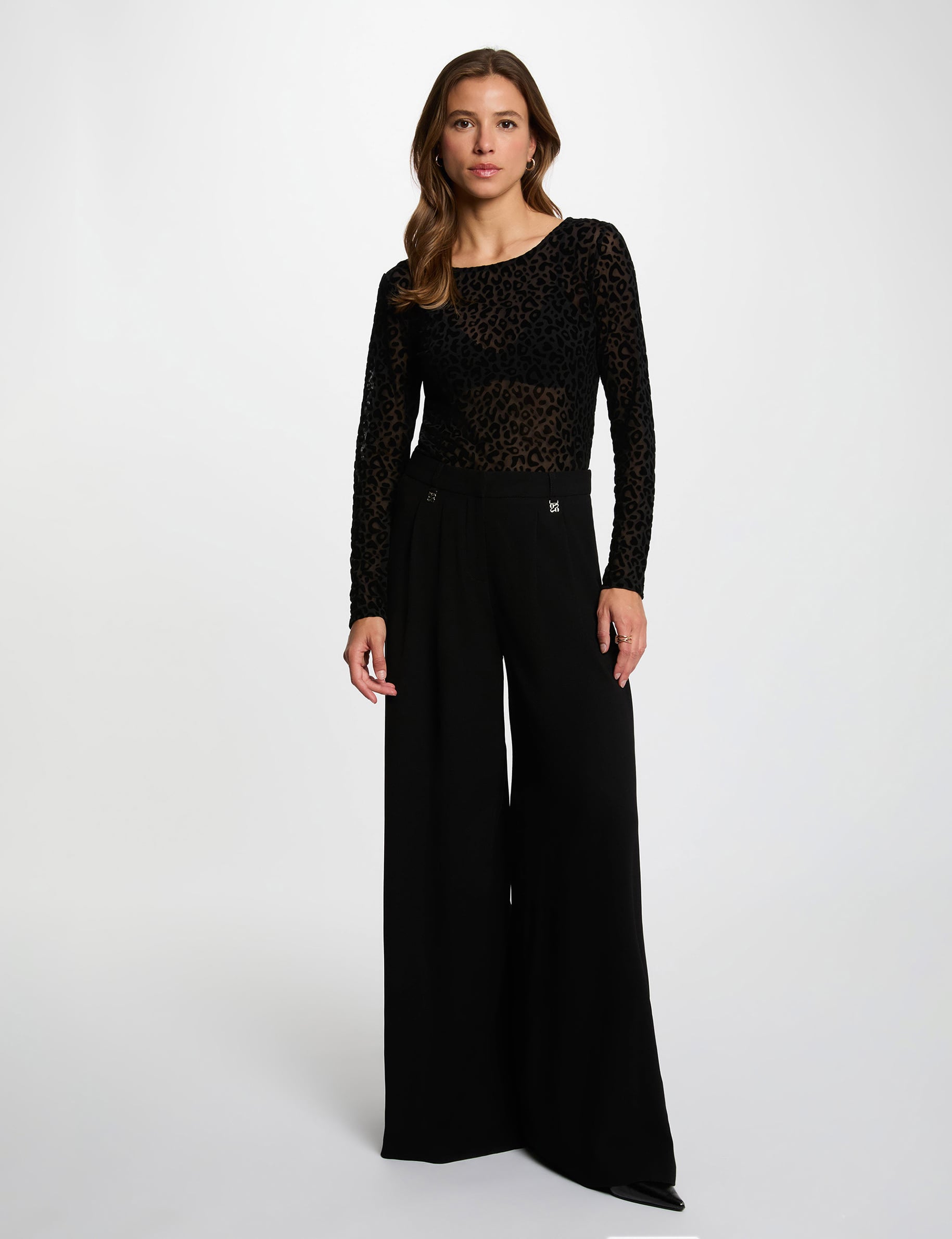 T-shirt cintr&eacute; col rond noir femme