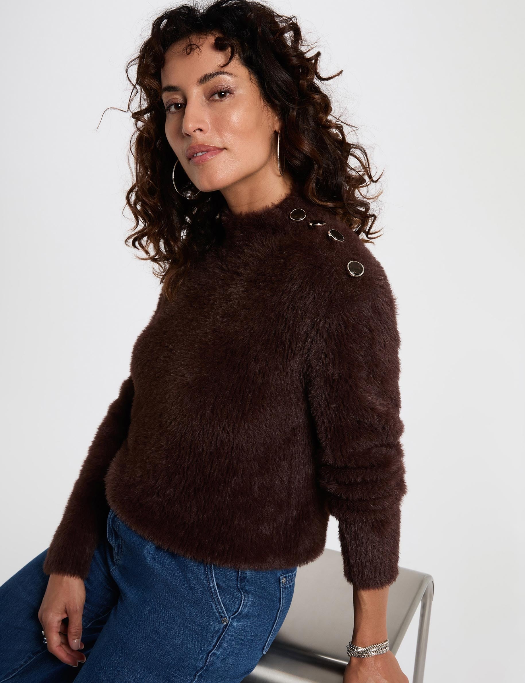 Pull court ajust&eacute; marron fonc&eacute; femme