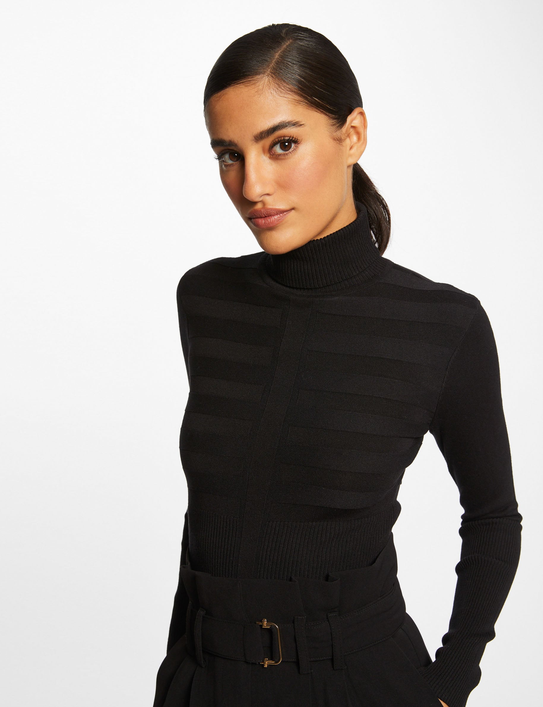 Pull col roul&eacute; ajust&eacute; noir femme
